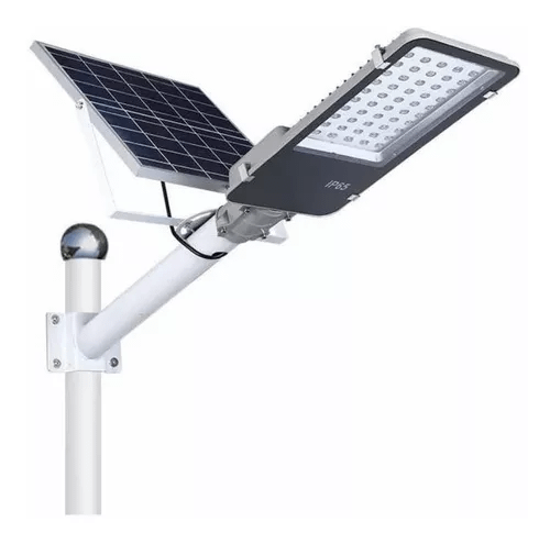 Farola de alumbrado público solar con paneles solares en una calle urbana, promoviendo la sostenibilidad y eficiencia energética.